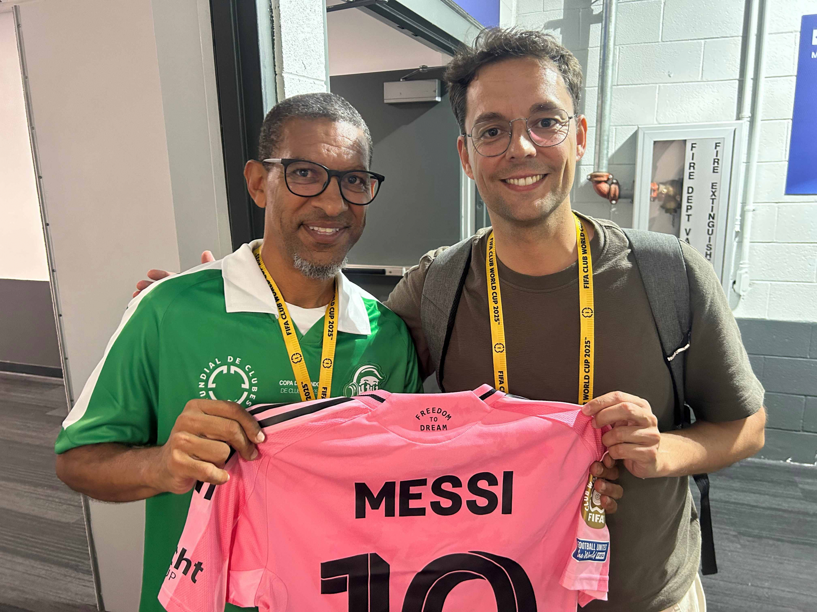 Djalminha poses with Messi's shirt and the brand journalist.
