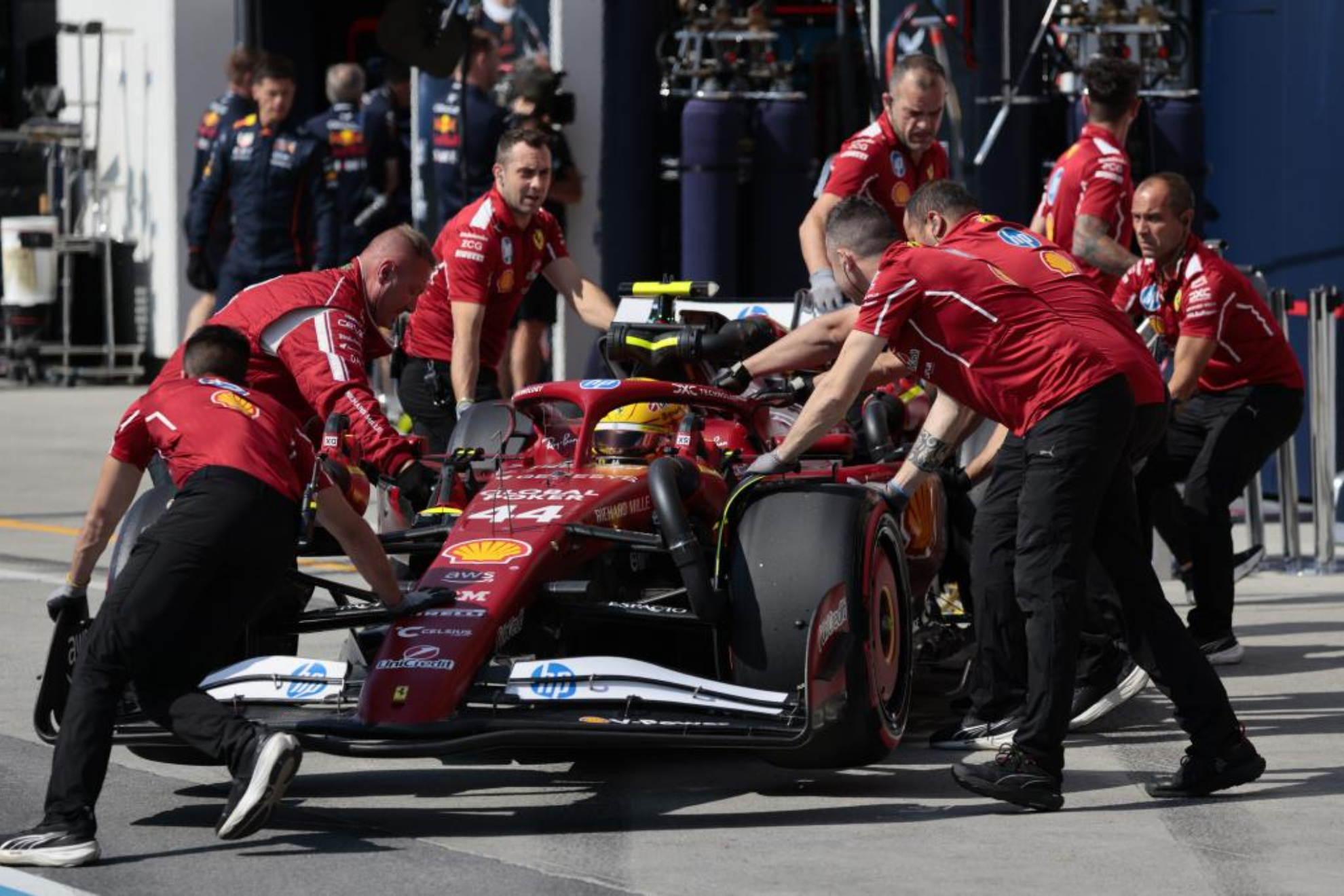 Hamilton, en boxes en Canadá.