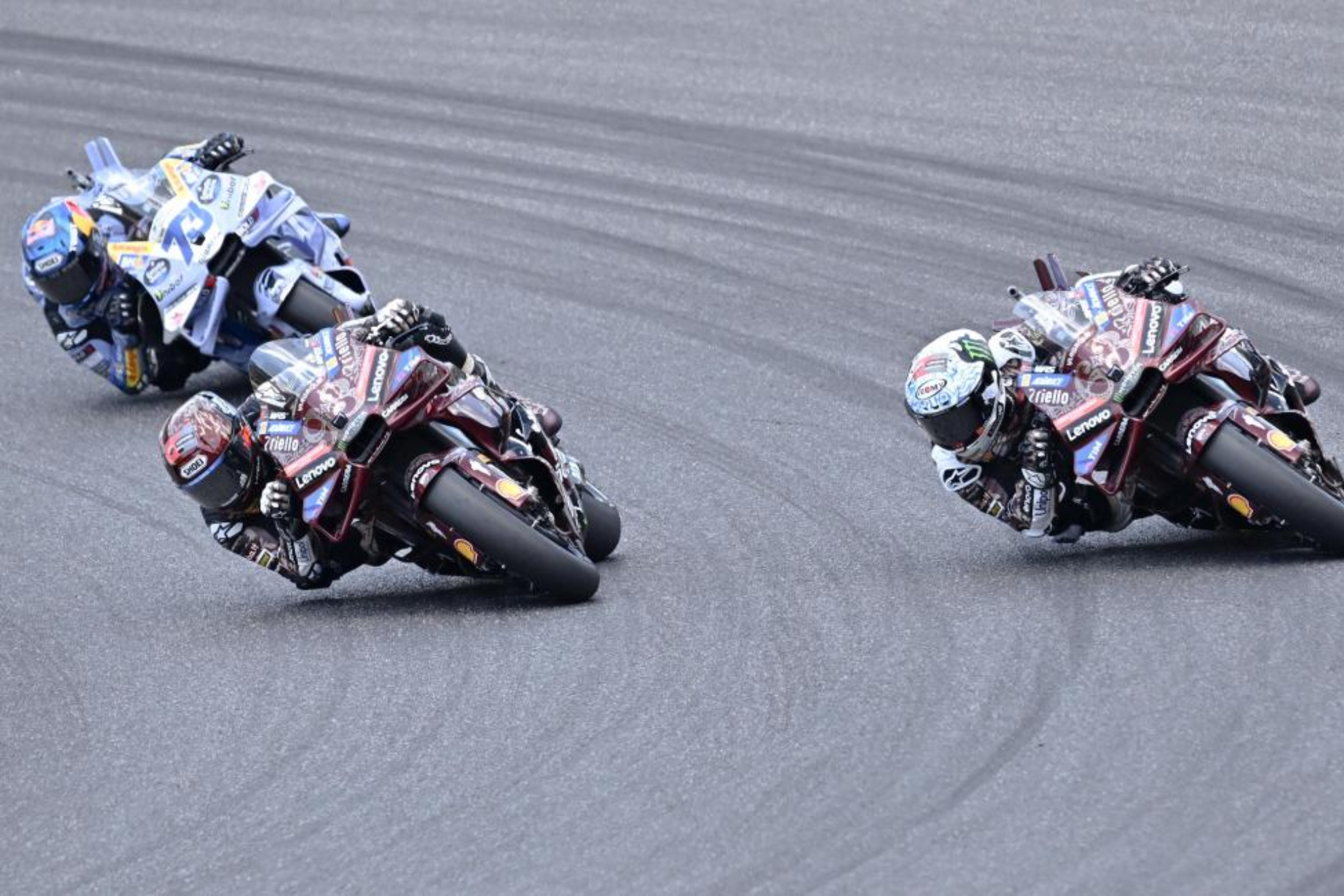 Marc Márquez, en el paralelo con Bagnaia y con Álex detrás.