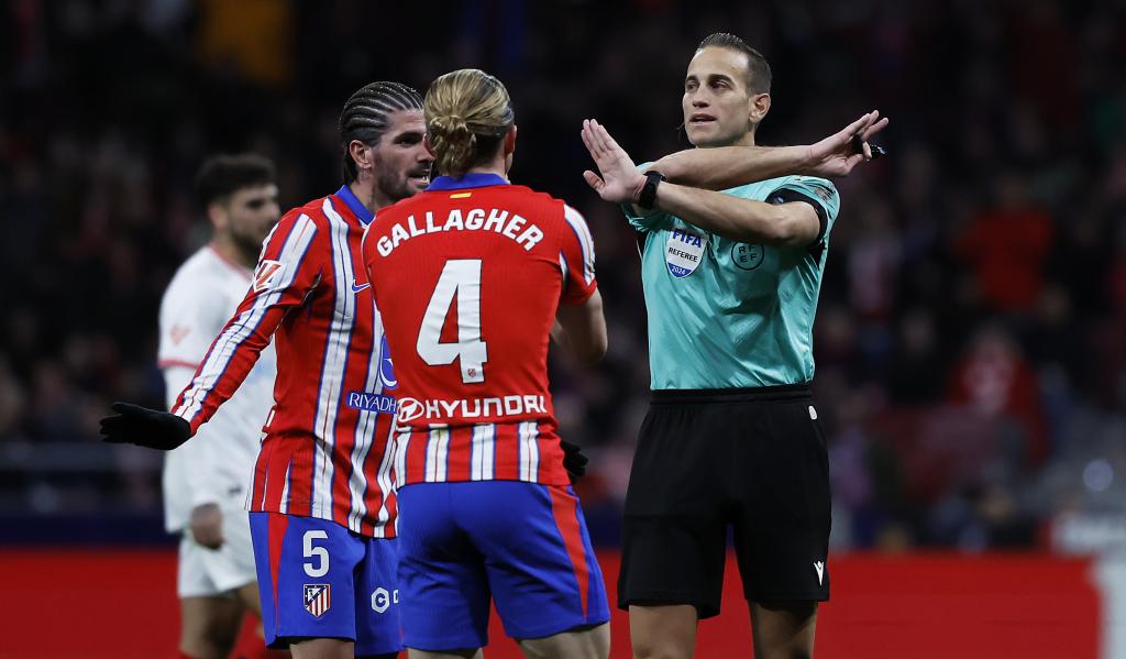 Alberola Rojas en un encuentro entre Atlético y Sevilla en LaLiga.