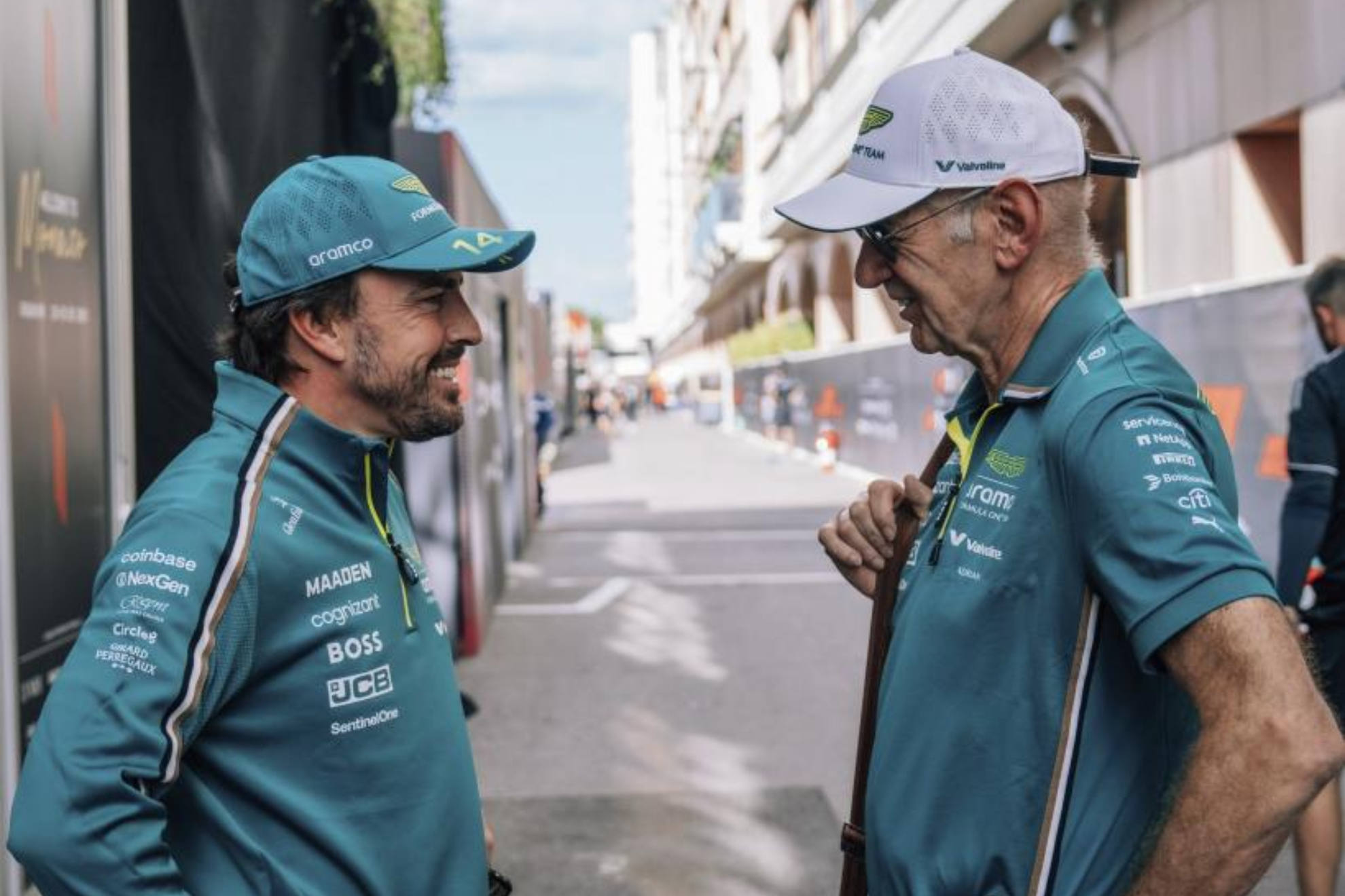 Newey y Alonso conversan en Mónaco.