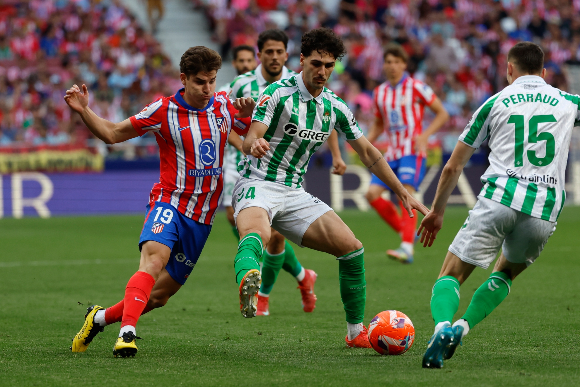 Cardoso playing a ball with Julián Alvarez.
