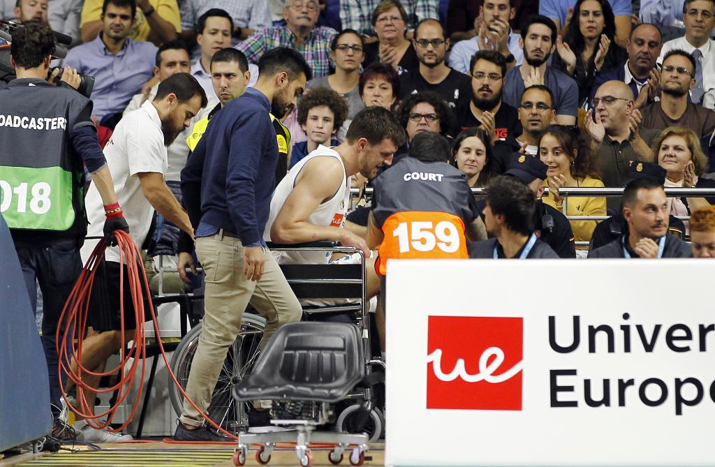 Kuzmic leaves in a wheelchair after breaking his knee before the CSKA in the Euroleague.