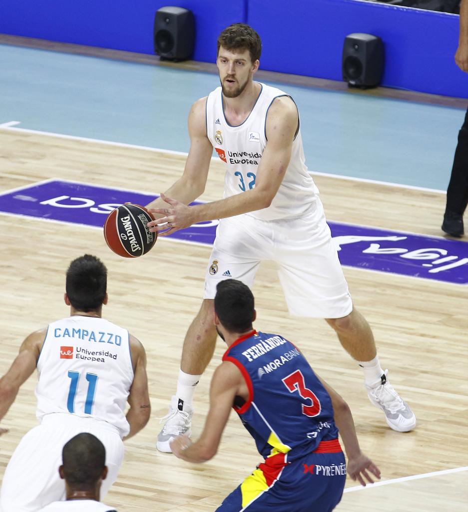 Kuzmic looks for Facundo Campazzo in a match against Andorra.