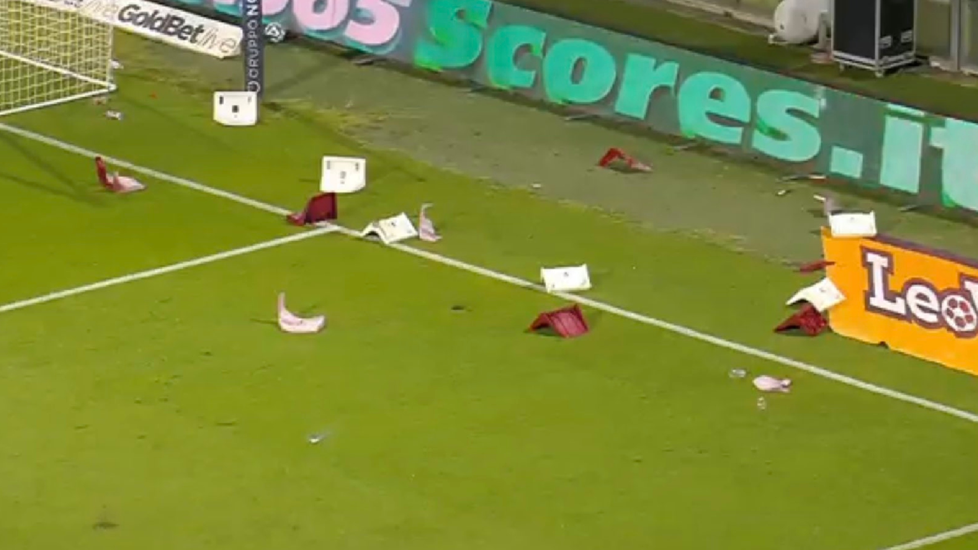 Il fan di Salernitana è iniziato con il lancio di oggetti e l'incontro è stato sospeso