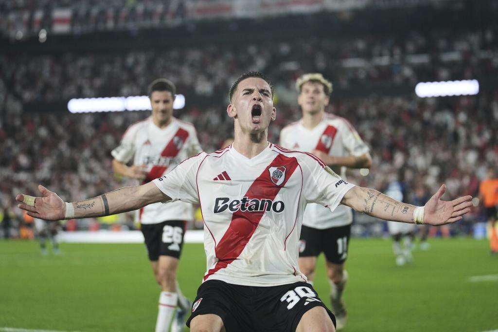 Mastantuono celebra un gol con River.