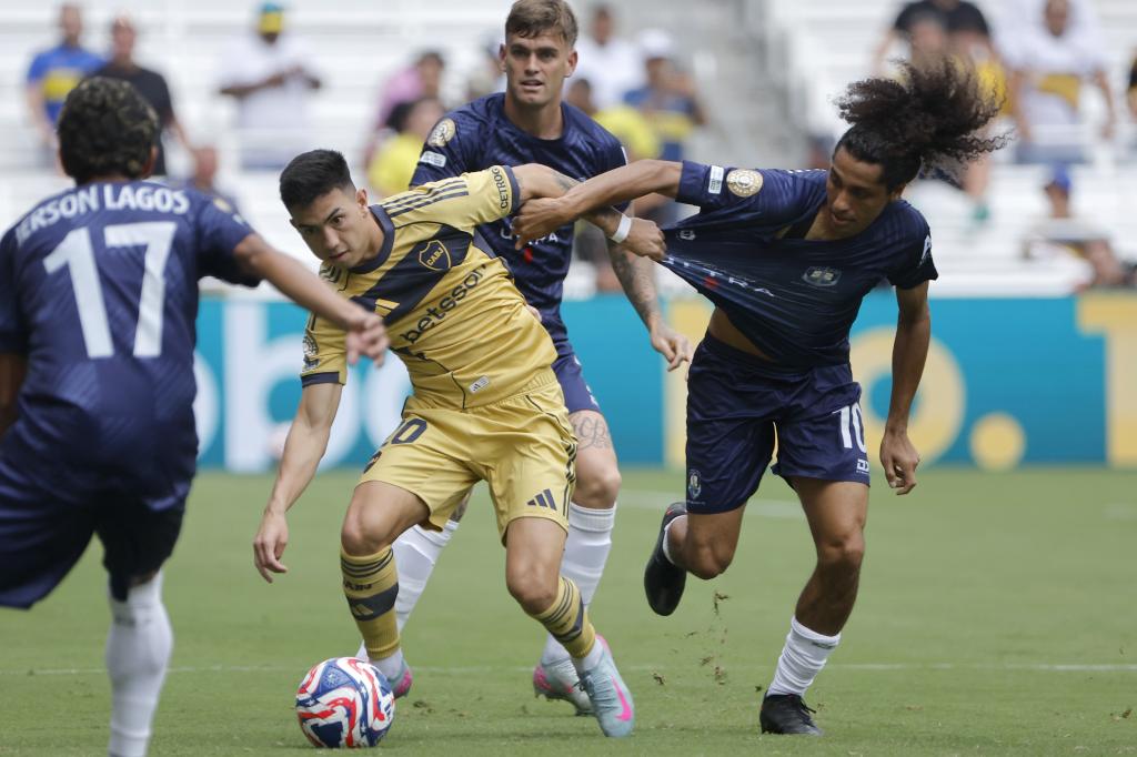 Dylan Manickum (D) of Auckland disputes the ball with Alan Velasco de Boca this Tuesday, in a club World Cup between Auckland City and Boca Juniors
