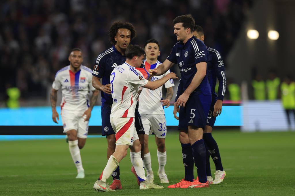 Tagliafico discutiendo con Harry Maguire en el choque entre Lyon y Mnachester United de Europa League