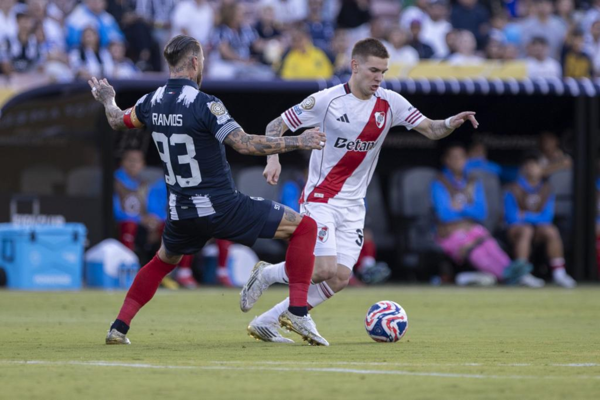 Franco Mastantuono y Sergio Ramos disputan un balón.