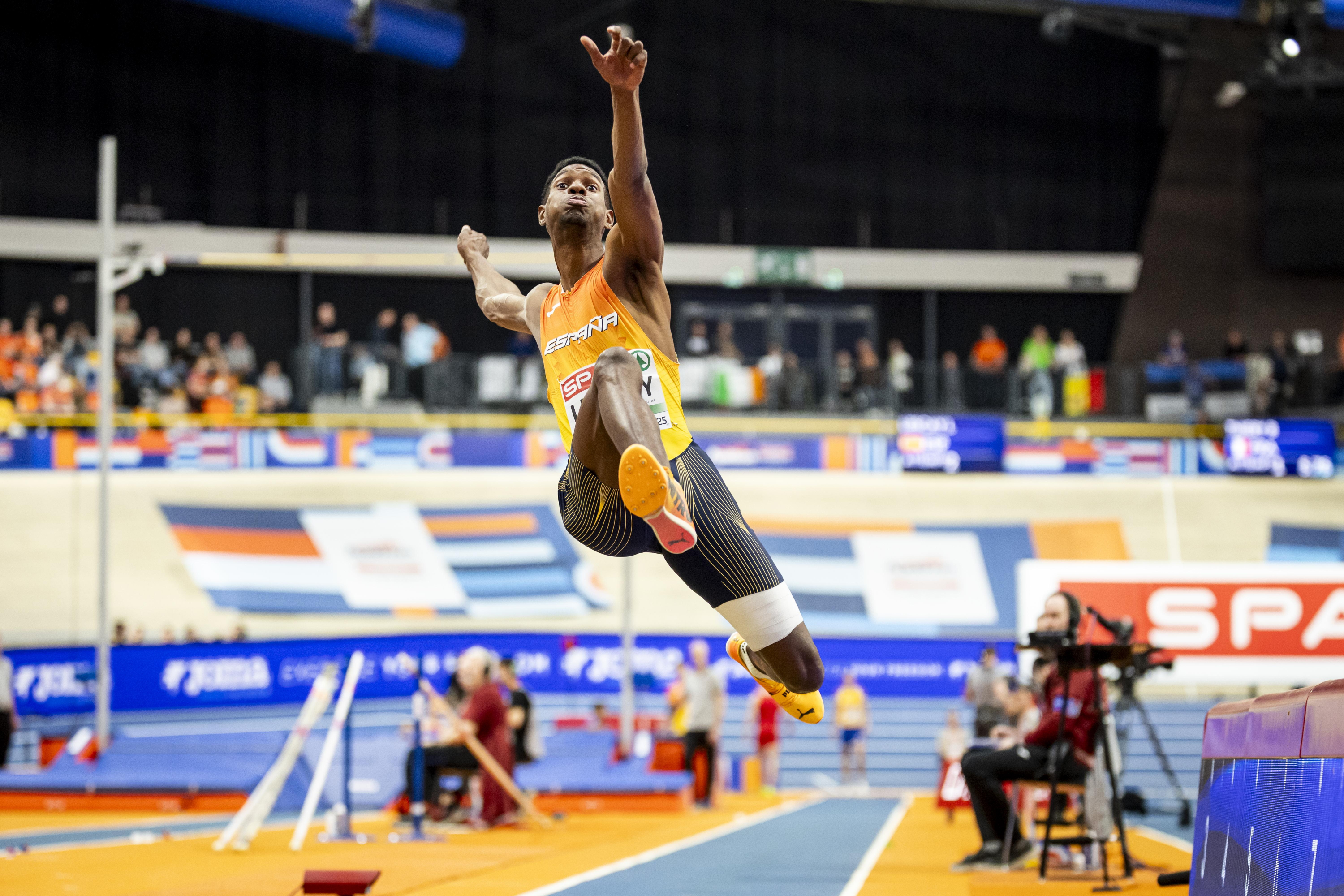 Lester Lescay for a jump in the end of the length of the European Indeor of Apeldoorn.