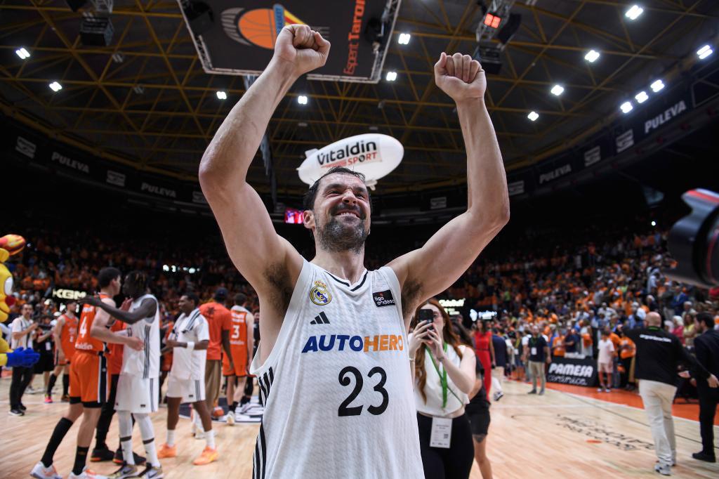Sergio Llull celebrates the title of the League at the end of the game.