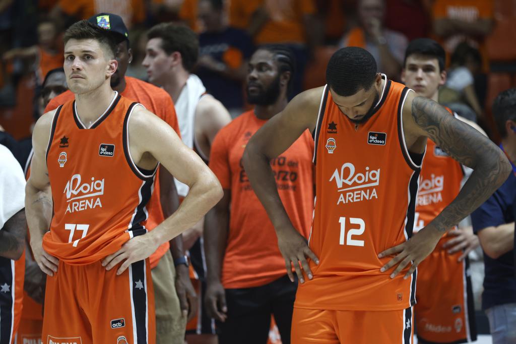 Valencia Basket players, desolate at the end of the game.