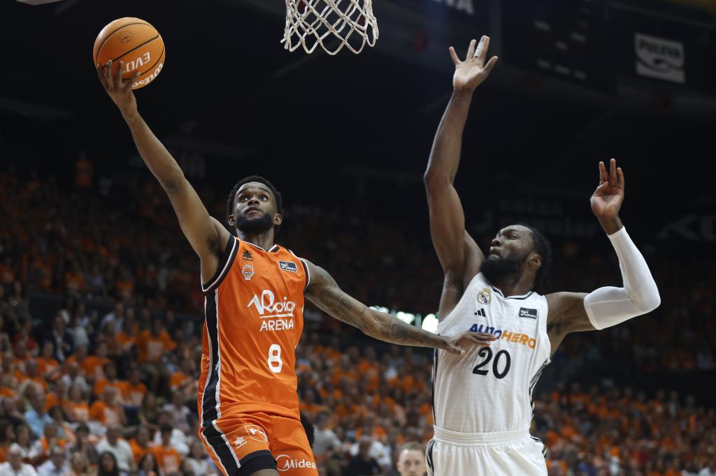 The Escort of Valencia Jean Montero (i) enters the basket against Bruno Fernando.
