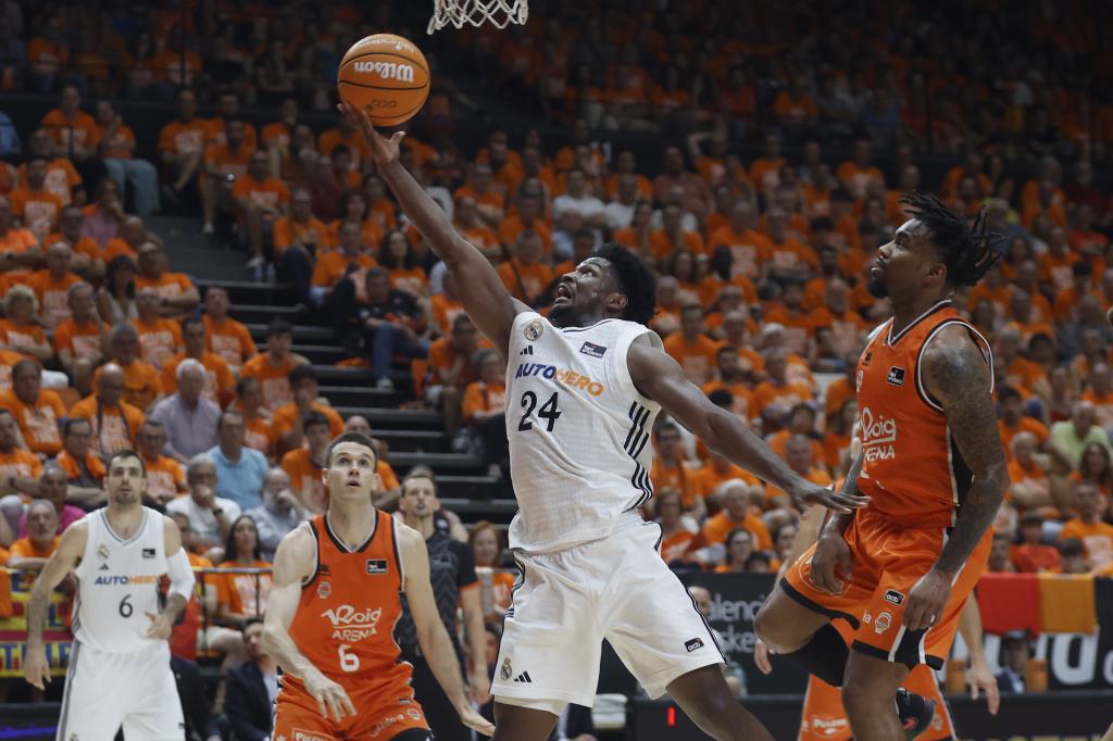 The base of Real Madrid Andrés Feliz enters a basket in front of Chris Jones.