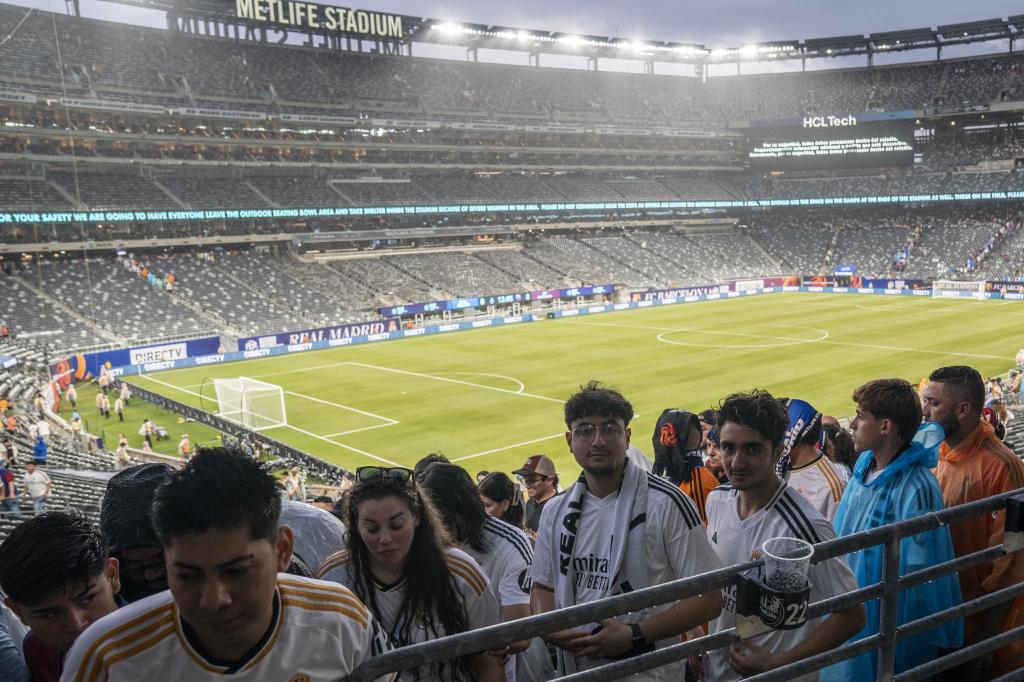 Fans are out of rain alarm in the classic Real Madrid vs Barcelona at the Metlife Stadium.