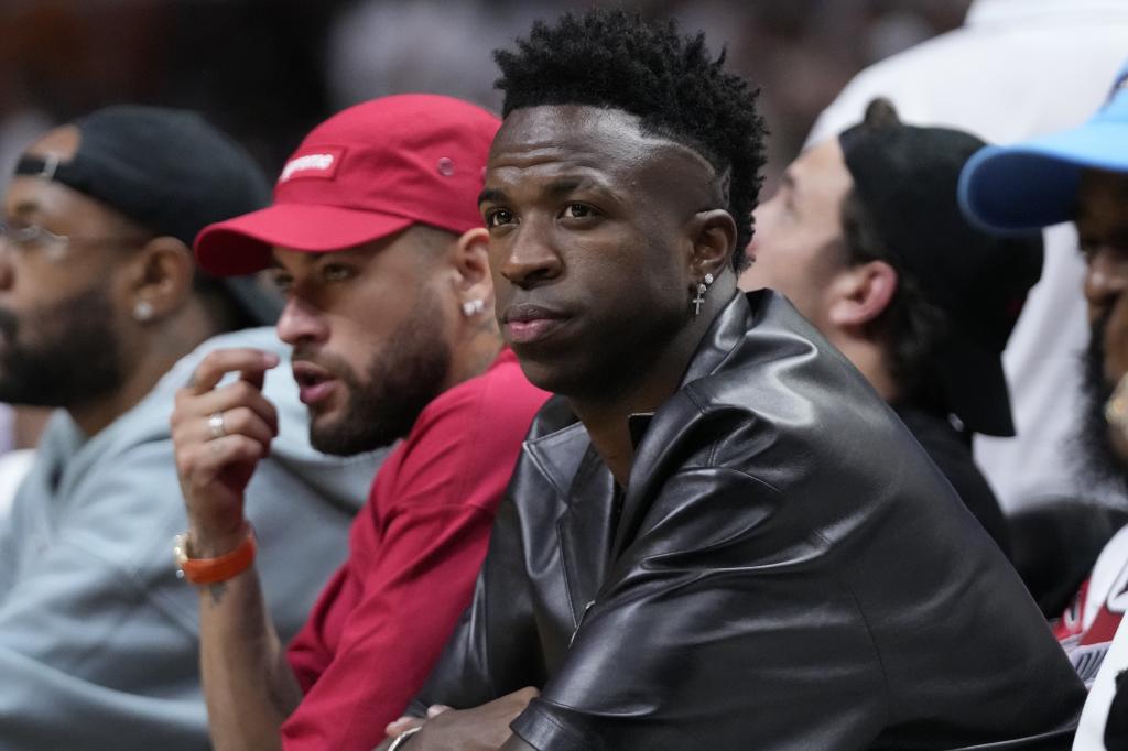 Vinícius in an NBA match with Neymar (AP Photo/Wilfredo Lee)