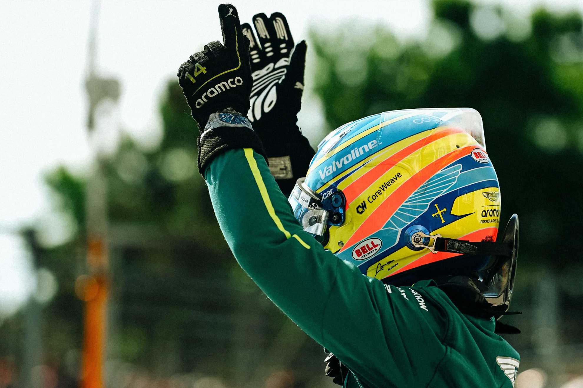 Alonso, saluda en un GP de esta temporada.