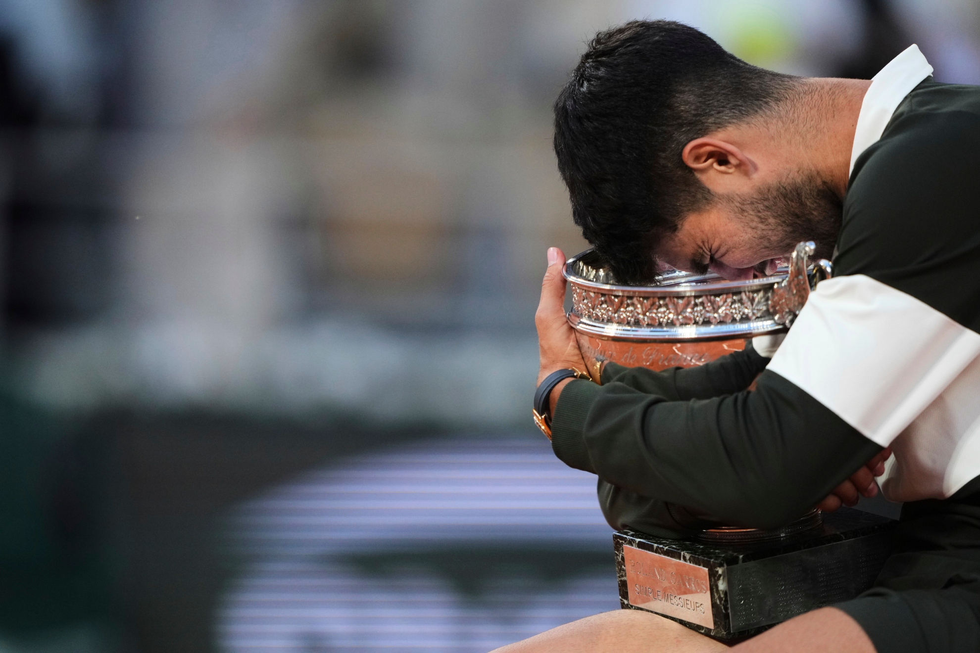 Alcaraz, con la cabeza dentro de la Copa de los Mosqueteros.