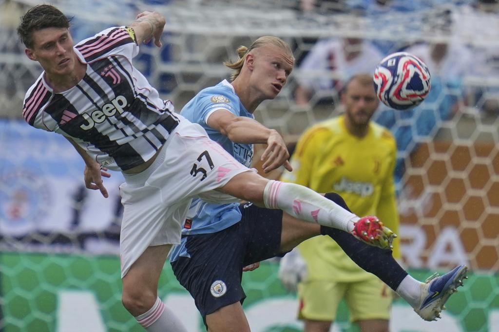 Nicolo Savona fights a ball with Haaland.