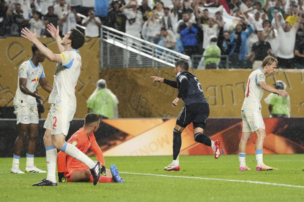 Federico Valverde, celebrates the goal after Vinicius