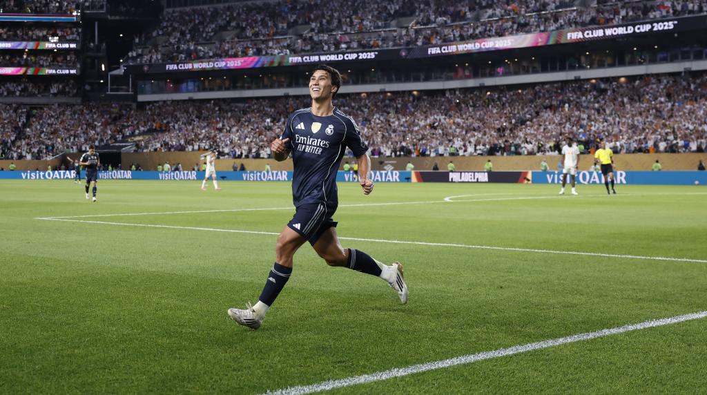 Gonzalo García celebrates his goal from Vaseline in front of Salzburg.