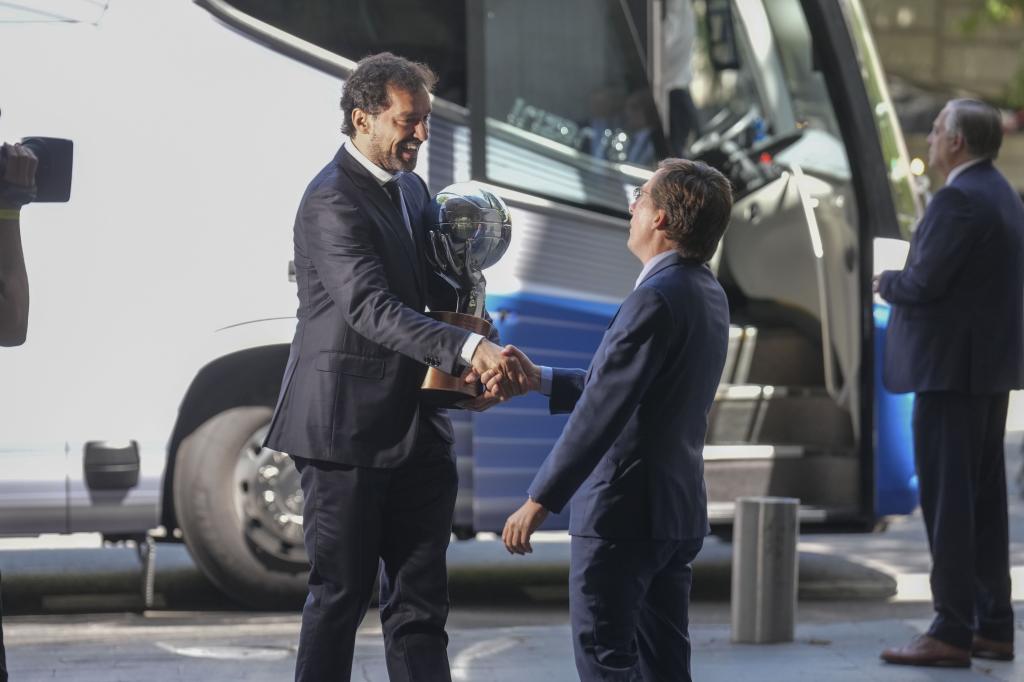 The mayor of Madrid, José Luis Martínez-Almeida, shakes the hand of the Real Madrid captain of Basketball, Sergio Llull