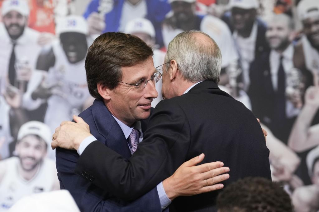The mayor of Madrid, José Luis Martínez-Almeida, congratulates the president of Real Madrid, Florentino Pérez