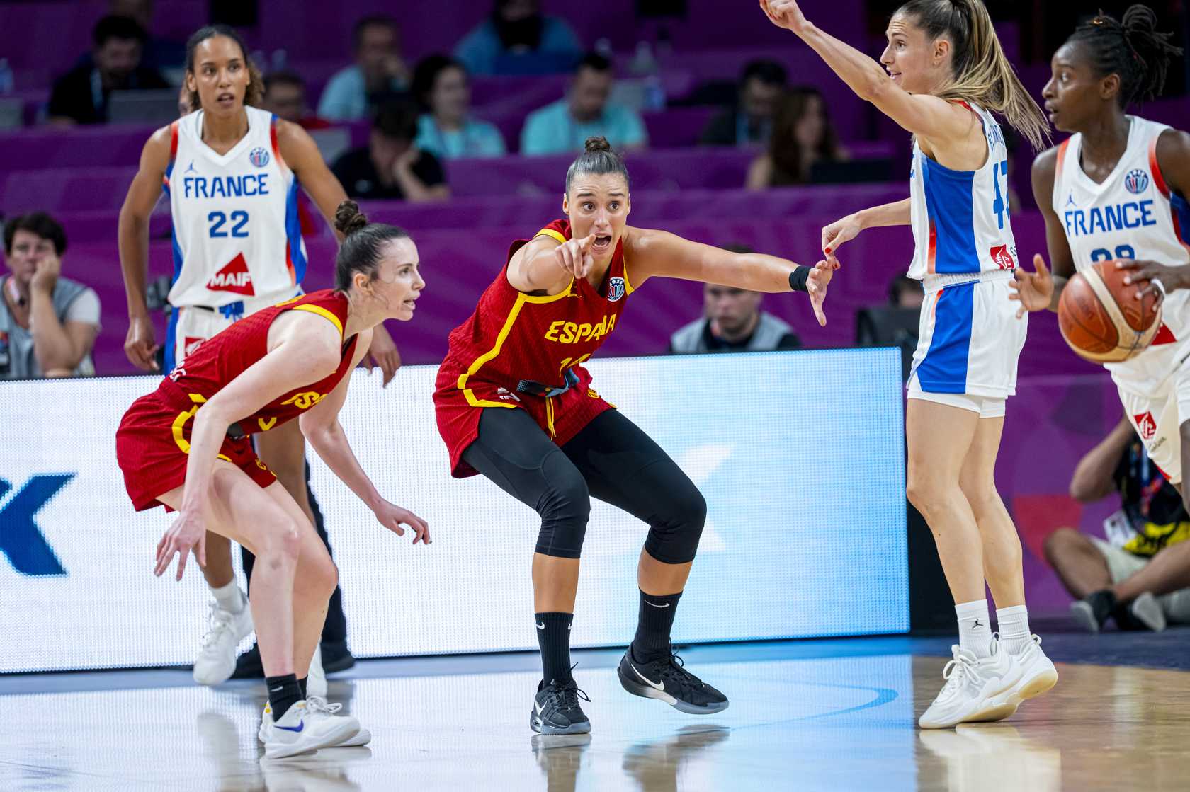 Aina Ayuso and Raquel Carrera defending a play.