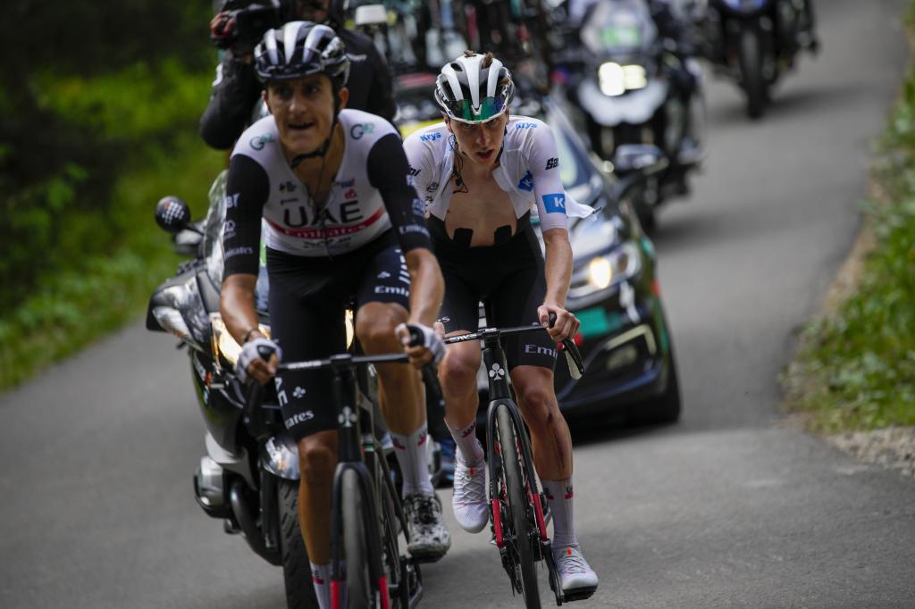 Pogacar, behind Soler on the climb to the Loze Col of 2023.