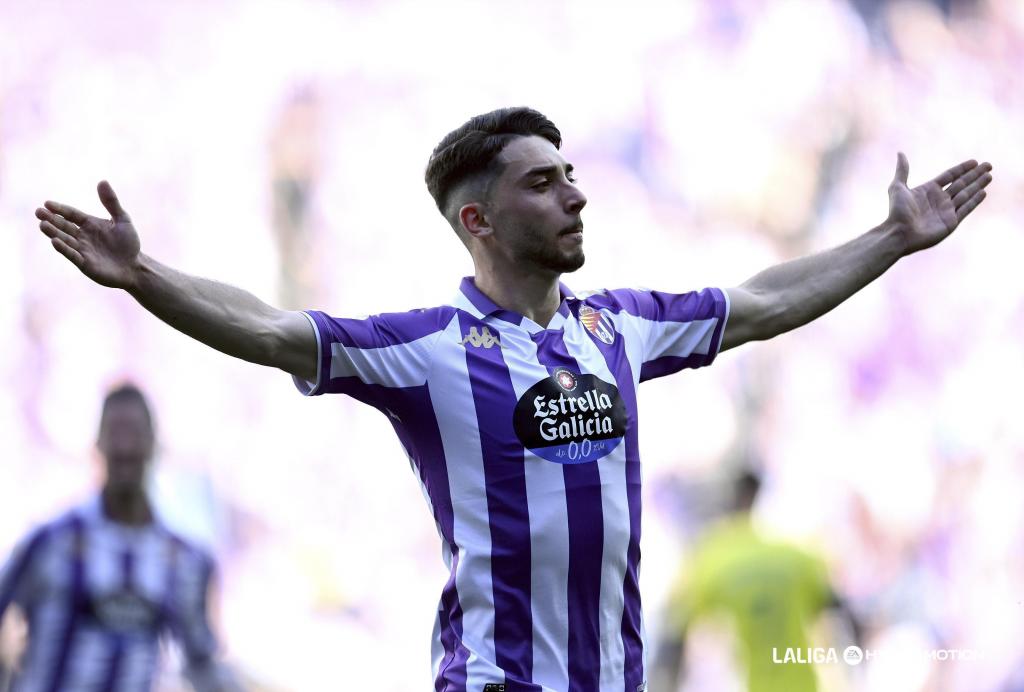 Raúl Moro celebrating a goal with Pucela