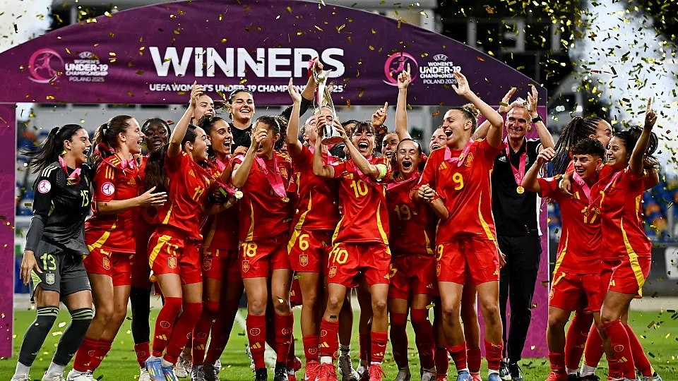 The Spanish team raising the European sub'19