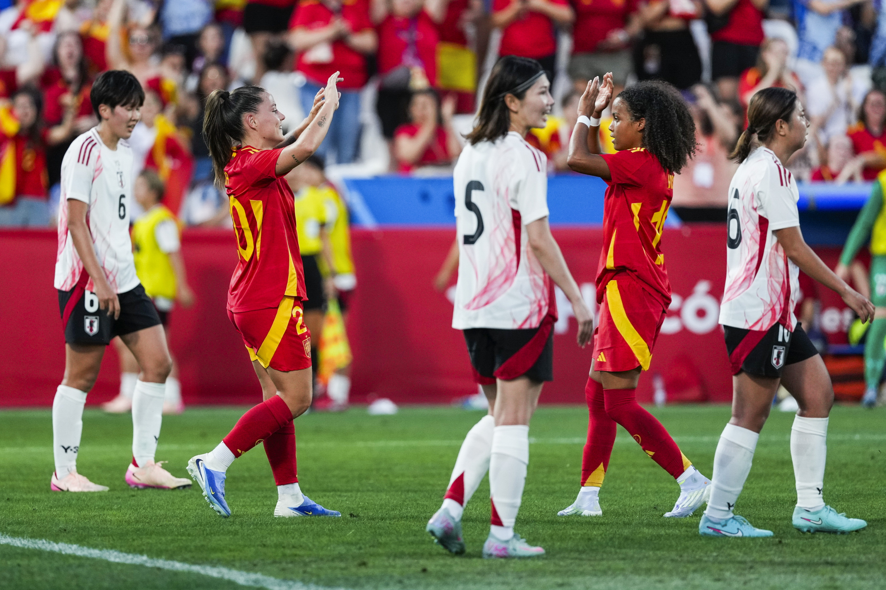 Claudia Pina and Vicky López, scorers of Spain against Japan