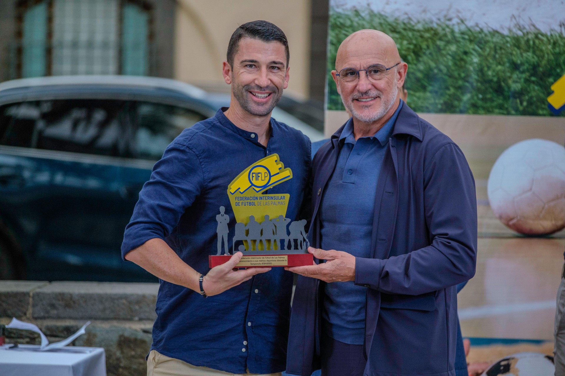Luis de la Fuente received a gift in thanks to his visit