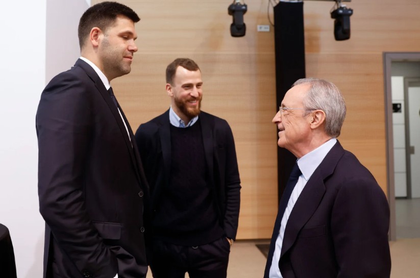 Florentino Pérez, chatting with Felipe Reyes and Sergio Rodríguez.