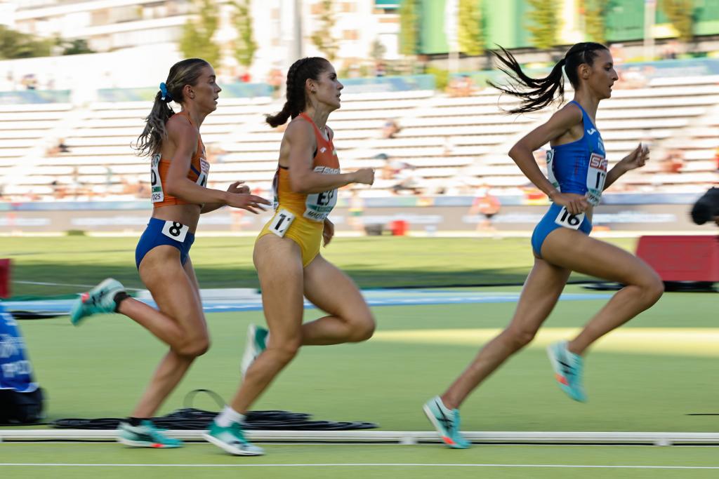 MADRID, 27/06/2025.- La atleta italiana Nadia Battocletti (d), ganadora de la prueba, junto a la española Marta García (c) y la neerlandesa Diane van Es. EFE/ Sergio Pérez
