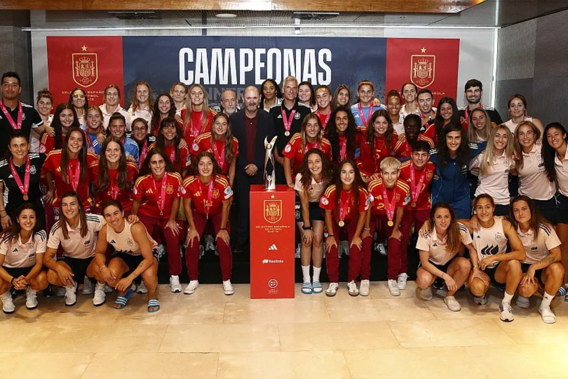Las selecciones absolutas y Sub'19 en el homenaje a las campeonas del Europeo Sub'19