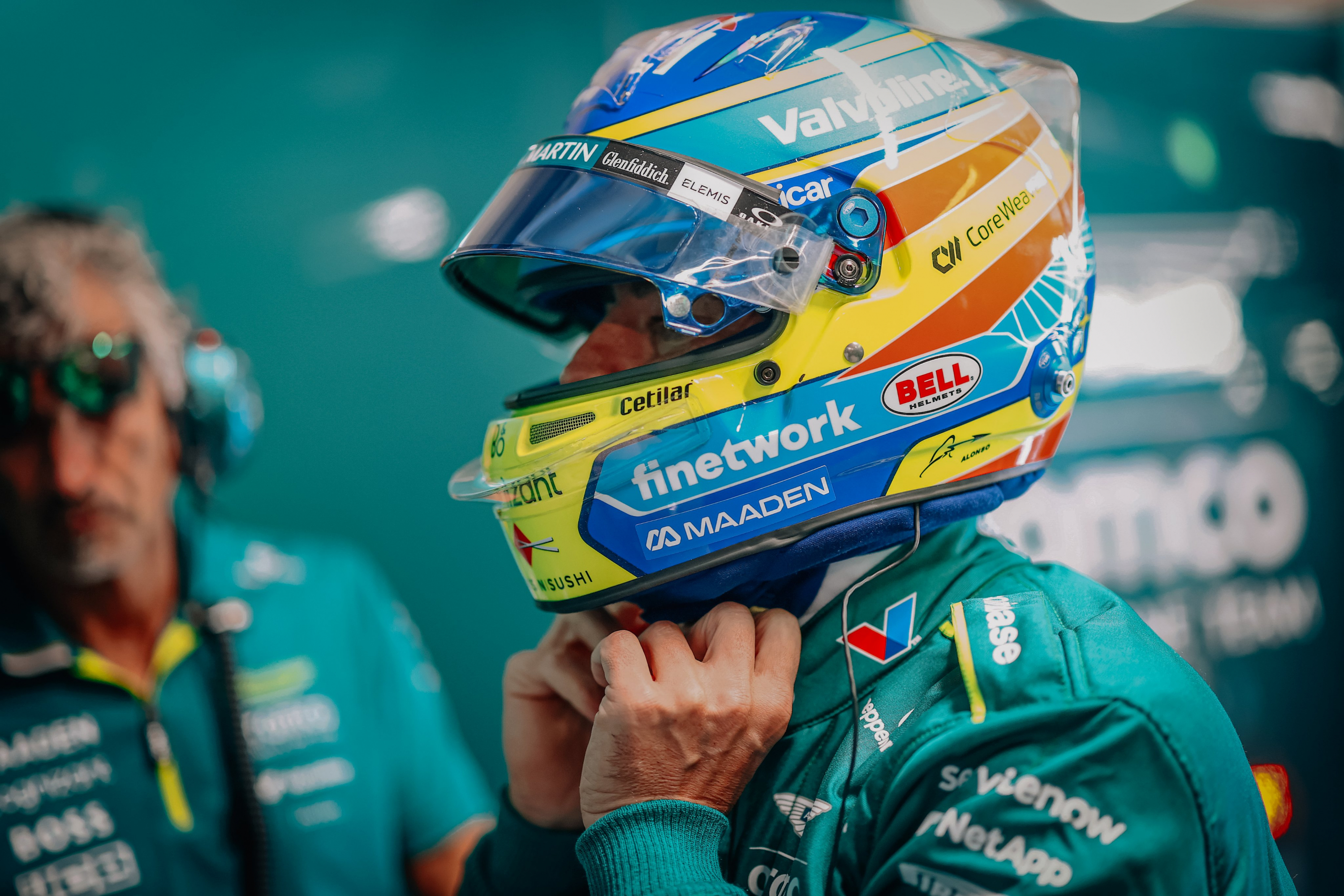 Alonso, en el box de Aston en Austria.