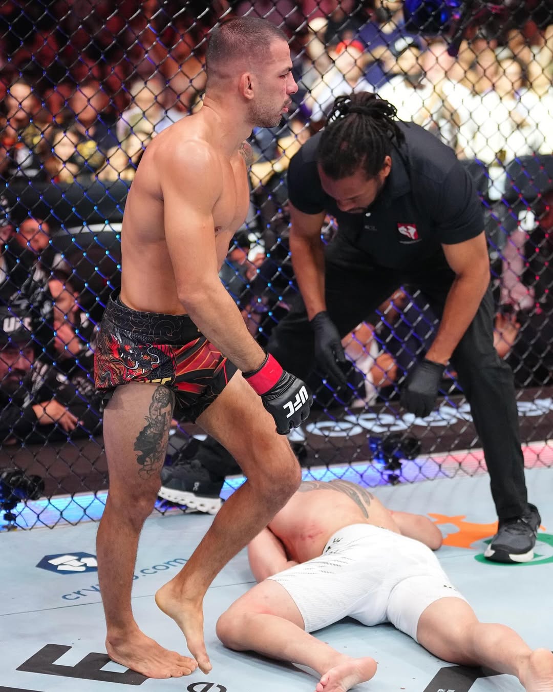 The featherweight champion achieved his fourth belt defense with a mataleon.