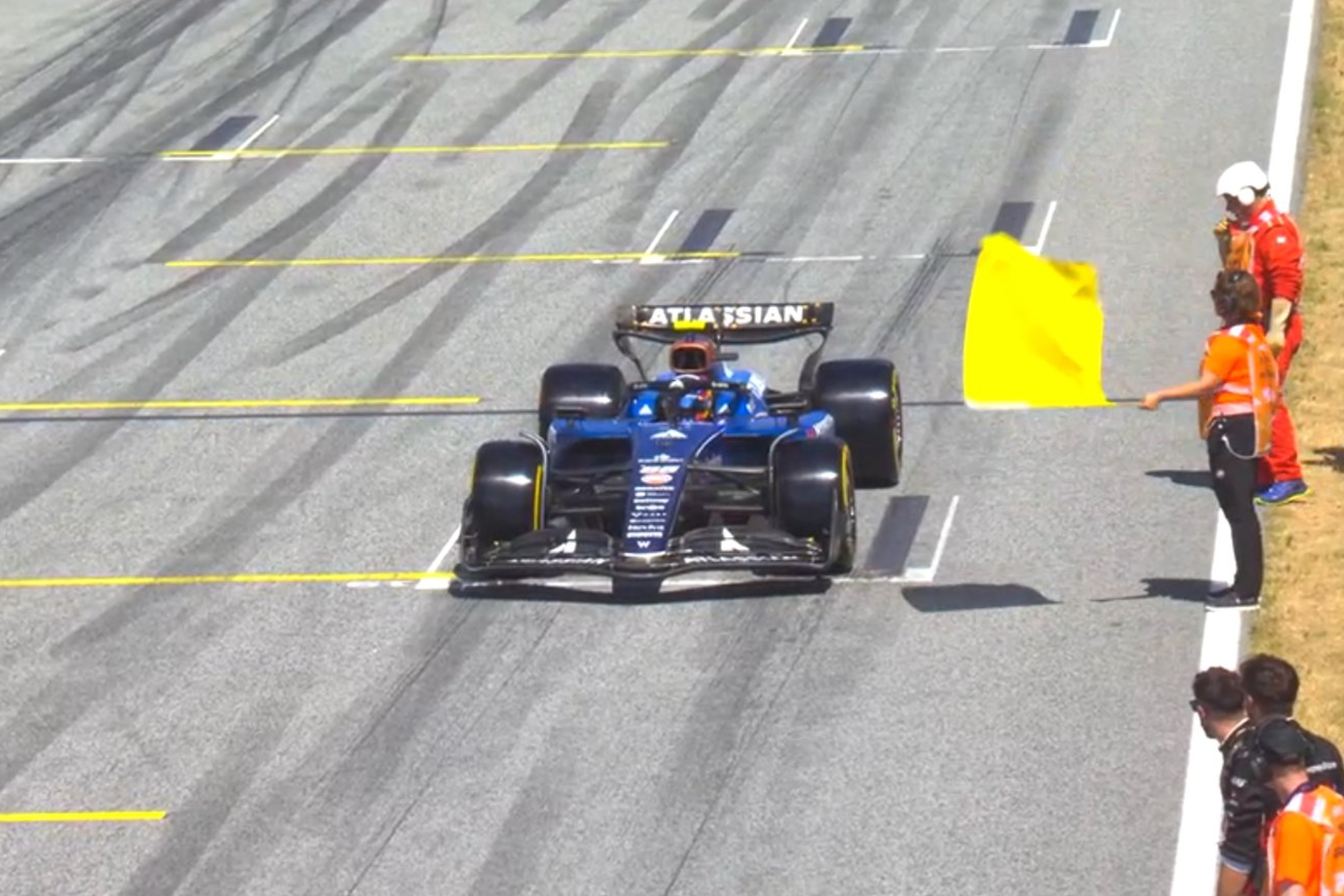 Sainz, tirado en la parrilla.