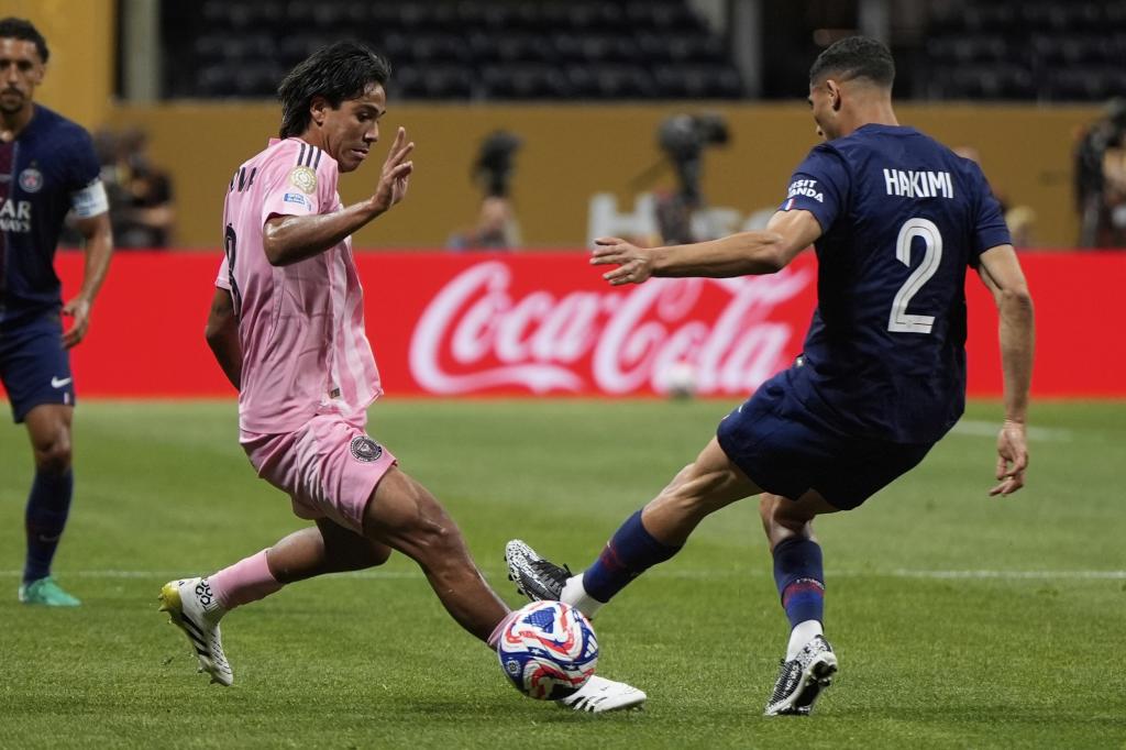Inter Miami's Telasco Segovia, left, and Paris Saint-Germain's Achraf Hakimi battle for the ball during the Club World Cup round of 16 soccer match 