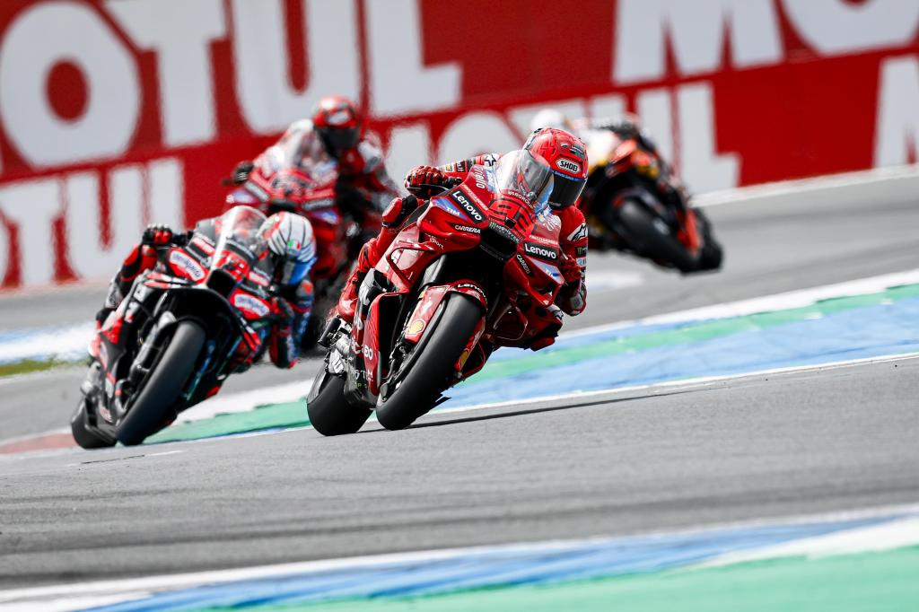 Marc Márquez y Bezzecchi, en Assen.
