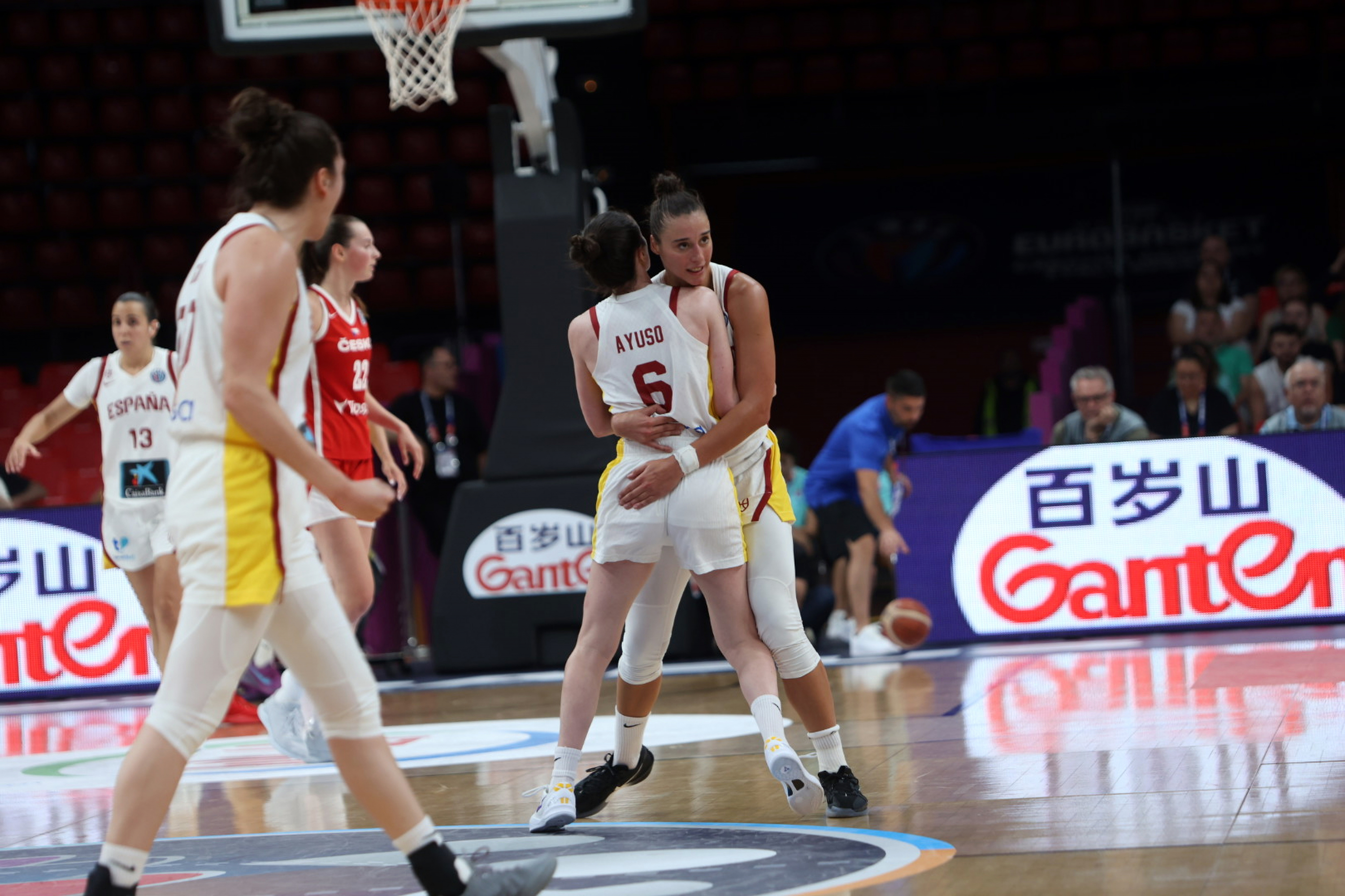 PIRAEUS (Greece), 25/06/2025.- Players of Spain celebrate winning the FIBA Women's EuroBasket 2025