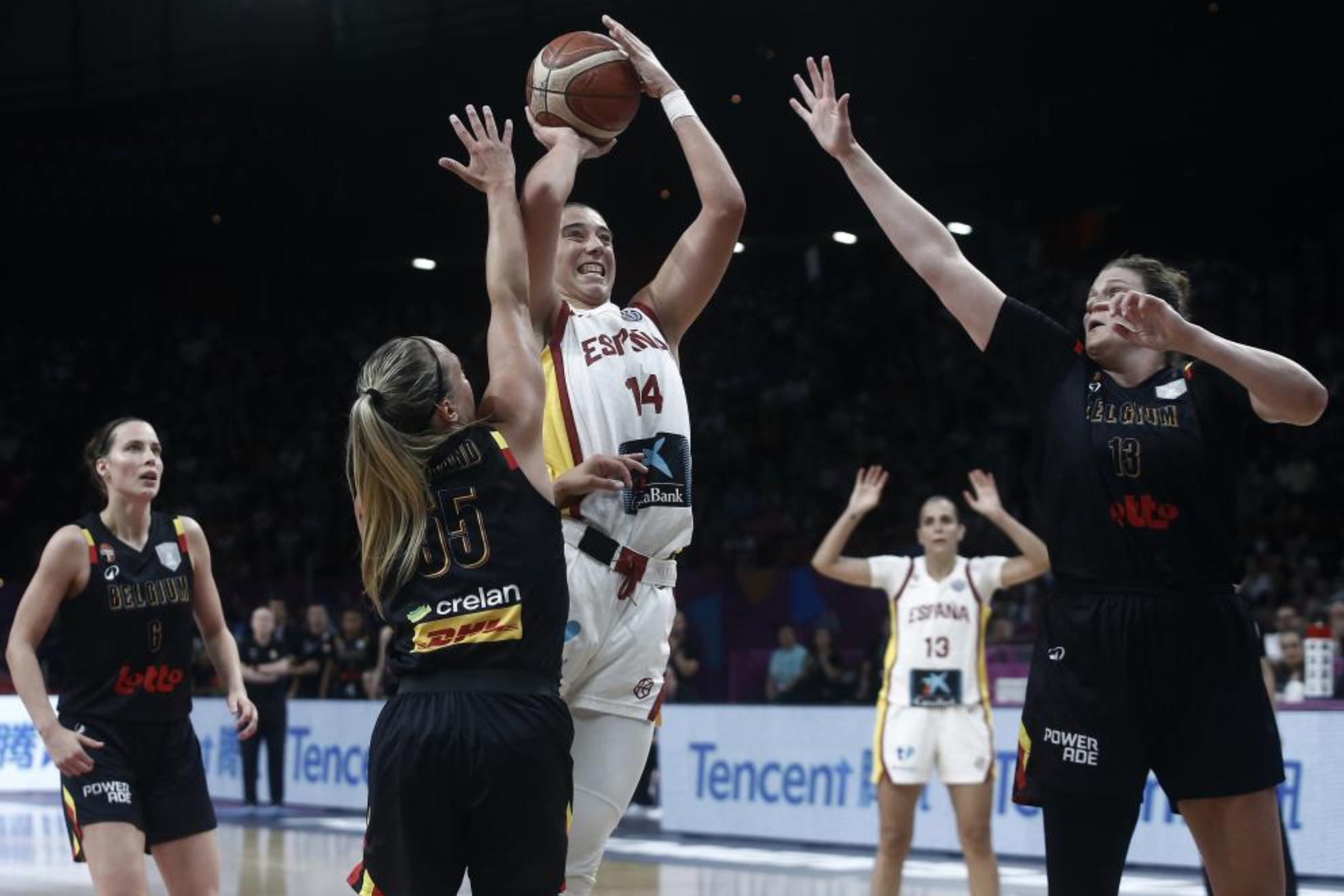 Raquel Carrera lanza a canasta ante Lieskens y Vanloo.