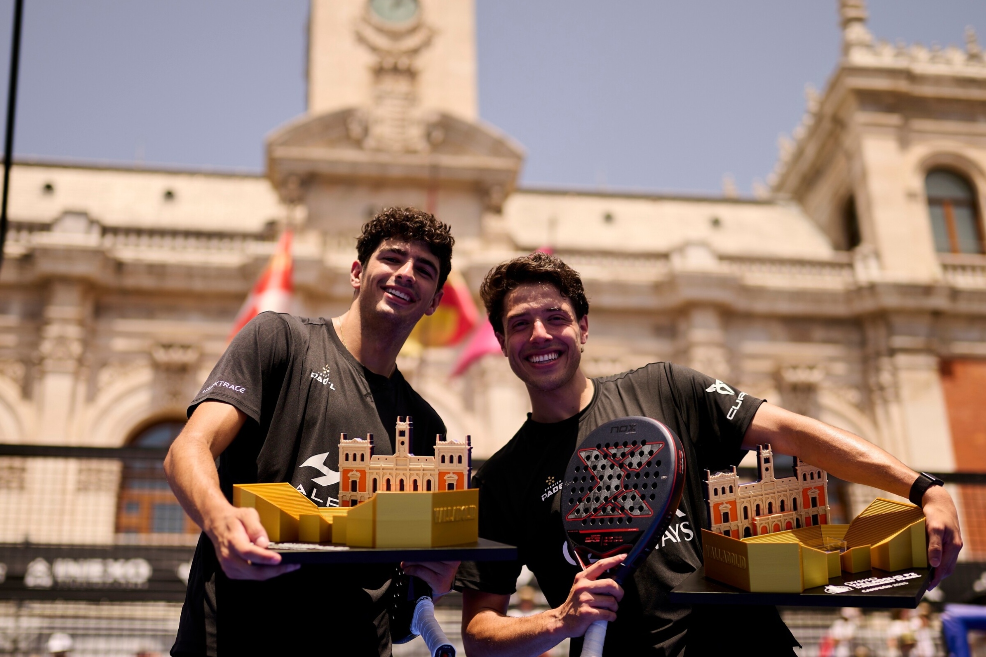 Coello and Tapia, with the Valladolid P2 champions trophy.