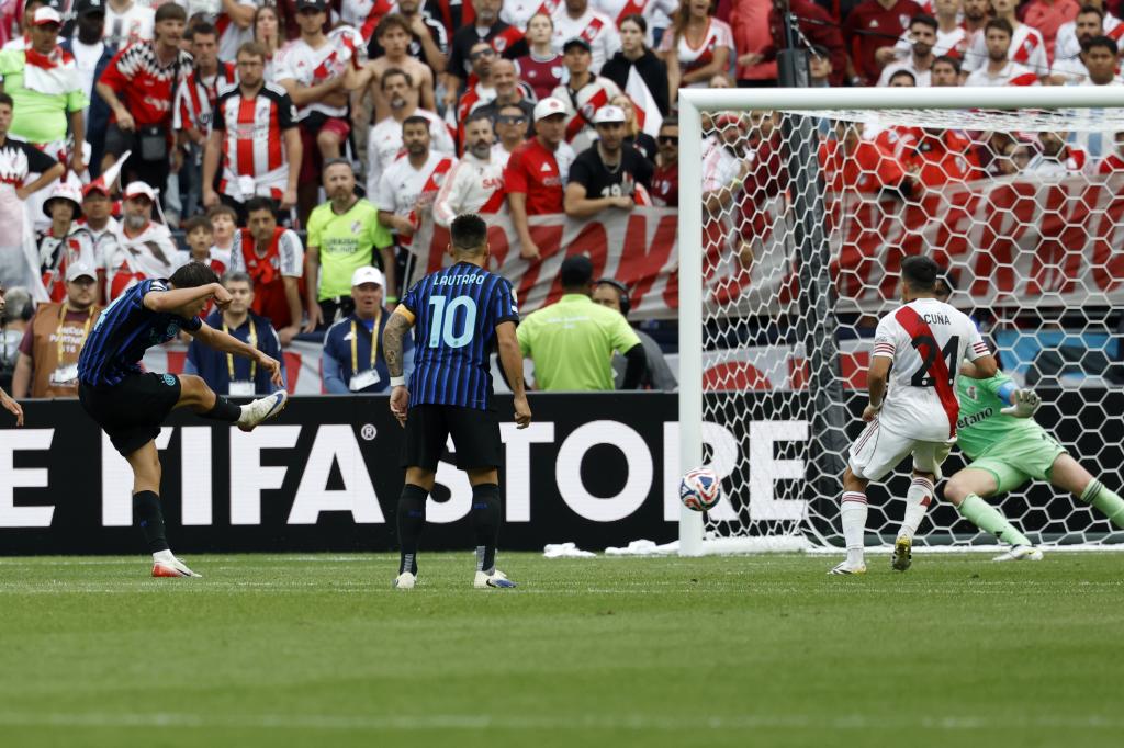 El gol de Pio Esposito contra River.