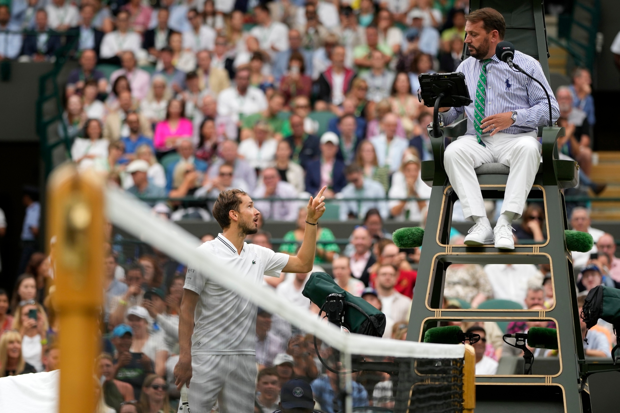 Daniil Medvedev discusses with Judge Damien Dumusois in Wimbledon.