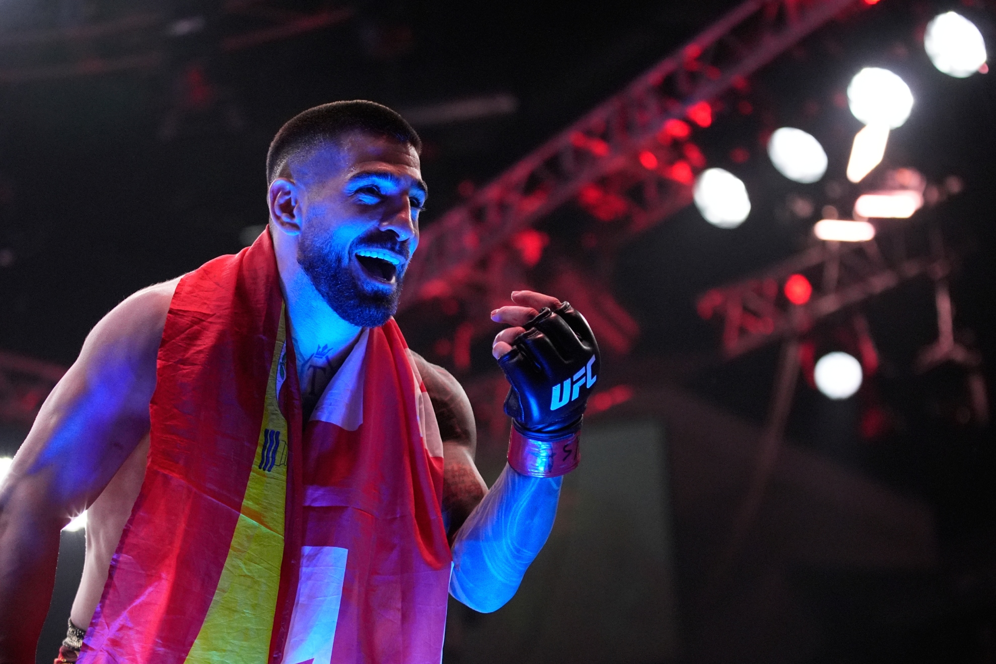 Ilia Topuria, con una bandera de España tras ganar el título mundial UFC.