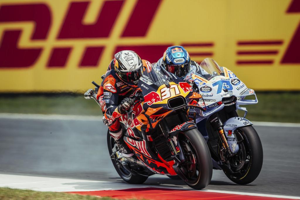 Pedro Acosta y Álex Márquez, en Assen.