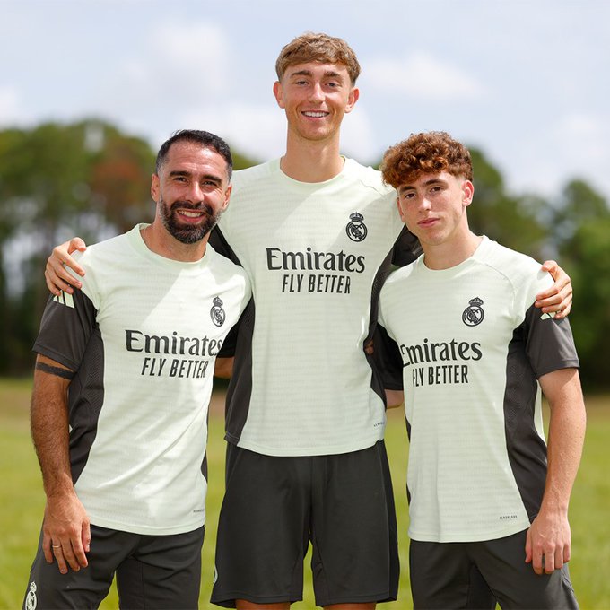 Carvajal, Huijsen y Victor recibiendo a la prensa