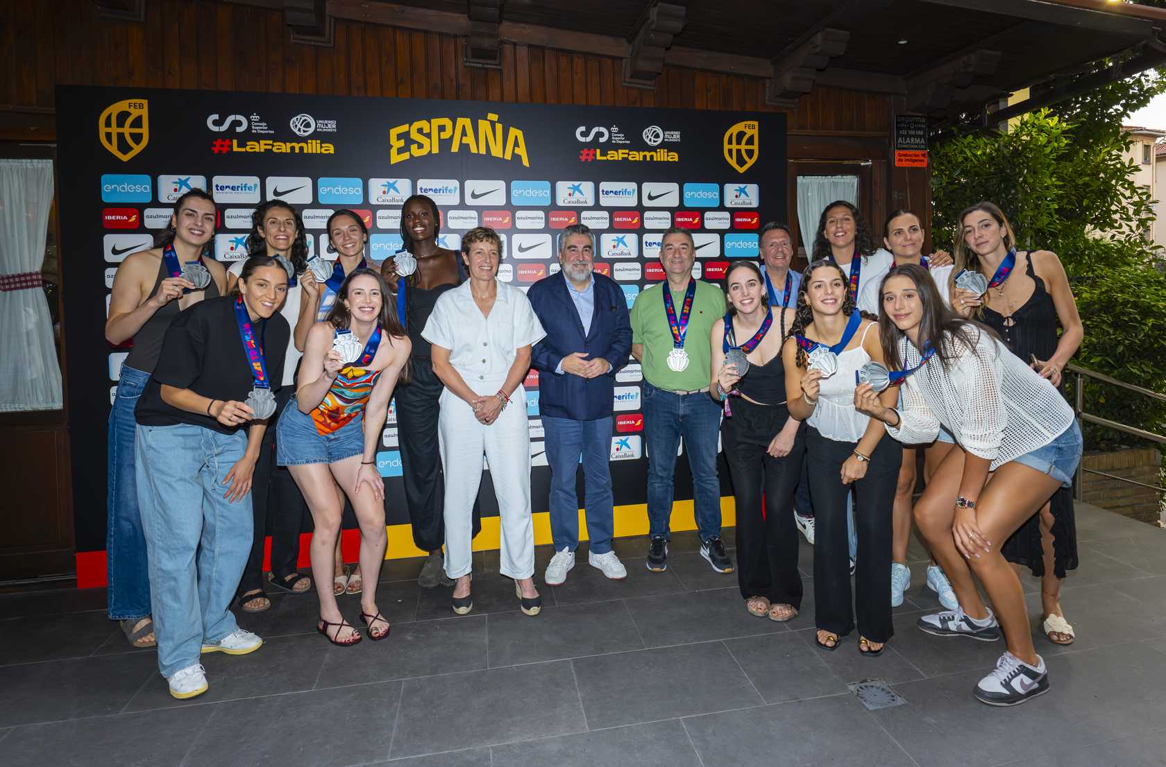 La selección femenina posa en el Txistu con sus medallas.